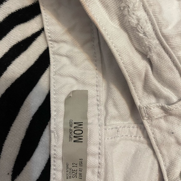 TOP SHOP WHITE MOM SHORTS - Picture 3 of 3